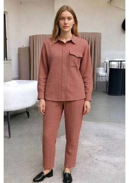 Yakası Taş Işlemeli Gizli Cep Detaylı Gofre Kumaş Yazlık Gömlek ve Pantolon 2 Li Yeni Sezon Takım