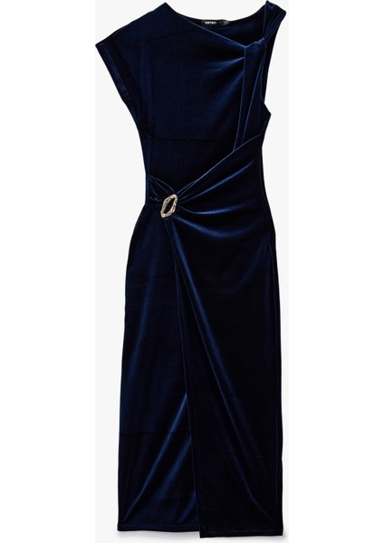 Aksesuarlı Kolsuz Yırtmaçlı Asimetrik Kruvaze Midi Boy Kadife Elbise