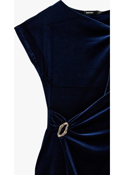 Aksesuarlı Kolsuz Yırtmaçlı Asimetrik Kruvaze Midi Boy Kadife Elbise modelleri