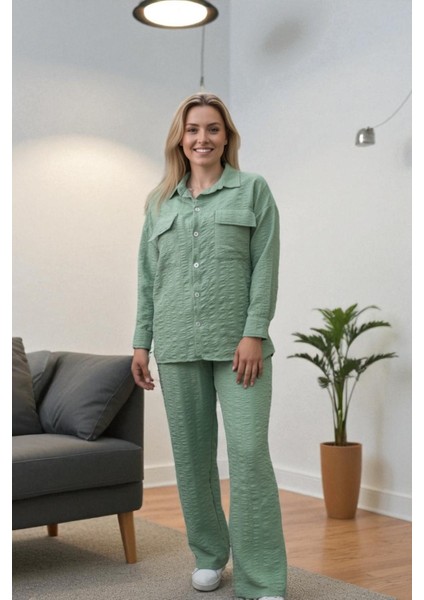 Yakası Taş Işlemeli Gizli Cep Detaylı Gofre Kumaş Yazlık Gömlek ve Pantolon 2 Li Yeni Sezon Takım