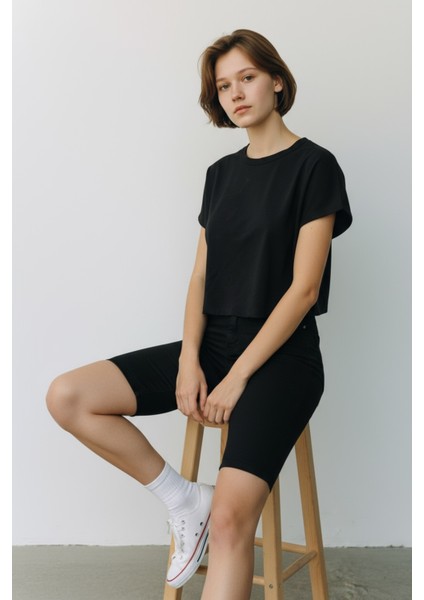 Siyah Kadın Ikili Takım – Basic Crop Üst ve Bisiklet Şort, Spor & Günlük Şık Stil - Siyah