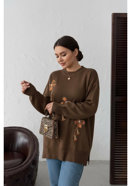 Çiçek Taş Işlemeli Uzun Kollu Triko Tunik Zarif ve Konforlu Günlük Kombinlere Uygun - Kahverengi fiyatları