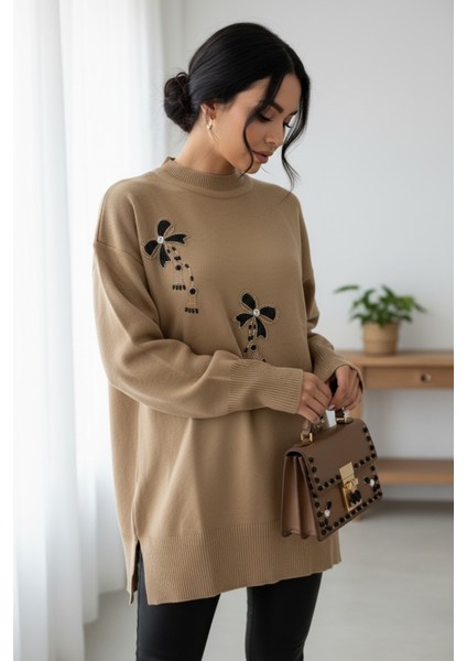 Çiçek Taş Işlemeli Uzun Kollu Triko Tunik Zarif ve Konforlu Günlük Kombinlere Uygun - Bej