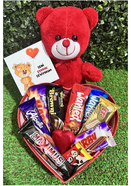 Kırmızı Peluş Ayıcık ve Kalp Kutuda Sevgi Dolu Atıştırmalıklar