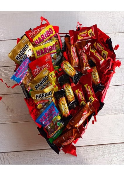 Renkli Kalpli Kutuda Çikolata ve Jelibonlar, Tatlı Keyfi Şıklığı