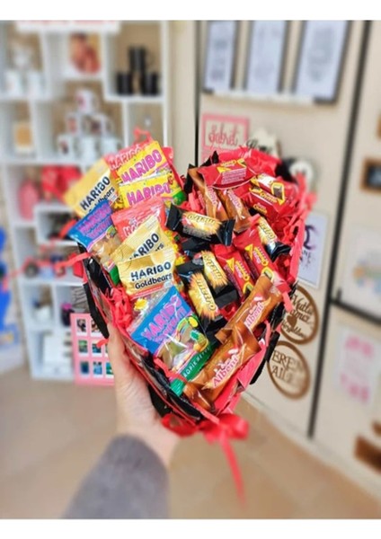 Renkli Kalpli Kutuda Çikolata ve Jelibonlar, Tatlı Keyfi Şıklığı fiyatları