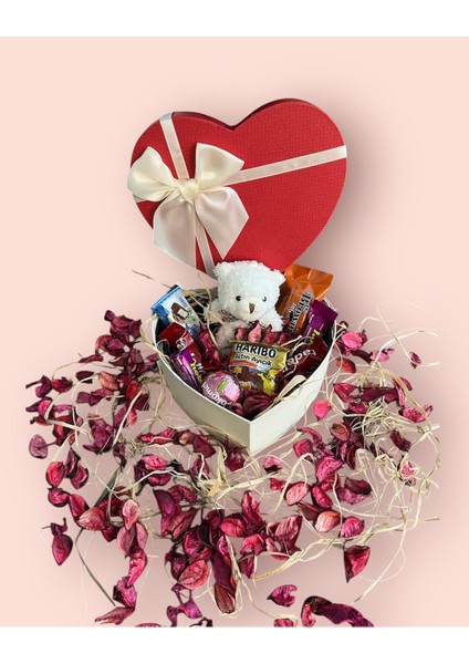 Sevgiliye Ayıcıklı Çikolatalı Kalp Hediye Kutusu ve Sepeti
