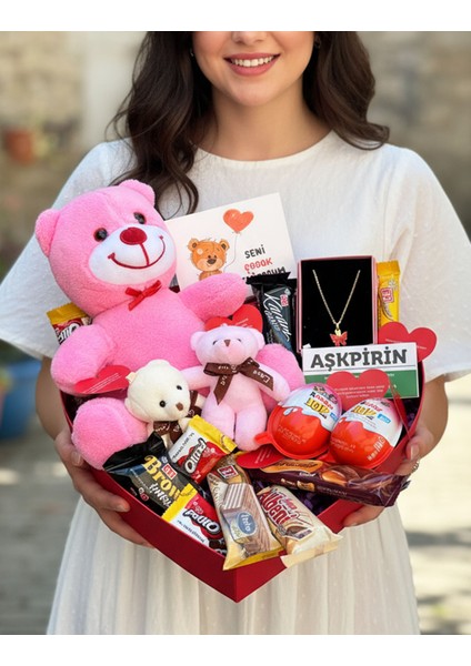 Pembe Ayıcıklı ve Minik Ayıcıklarla Çikolata Dolu Kolyeli Hediye Kutusu