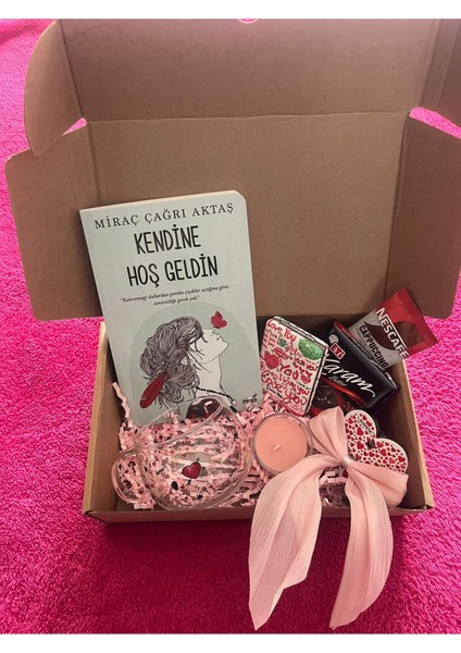 Yılbaşı Hediye Seti: Kitap, Fincan, Mum ve Çikolata ile Kutlama Keyfi
