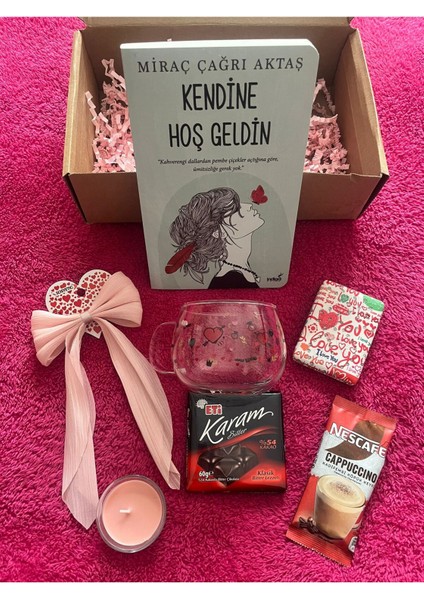 Yılbaşı Hediye Seti: Kitap, Fincan, Mum ve Çikolata ile Kutlama Keyfi fiyatları