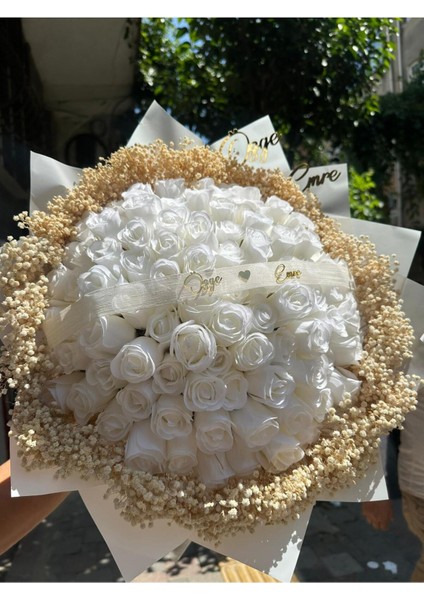 Renkli Gonca Gül ve Çikolata Cam Kutusu Seti 101 Adet fiyatları