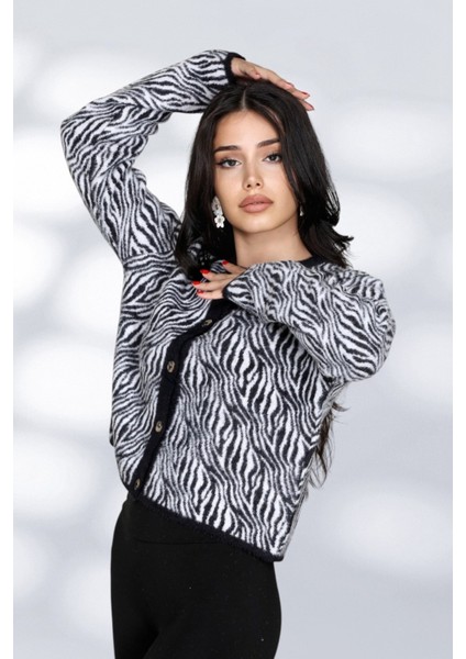Tüylü Zebra Desen Detaylı Inicili Düme Moderen ve Rahat Kalıp Triko Hırka - Siyah