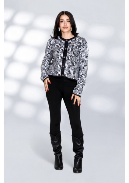 Tüylü Zebra Desen Detaylı Inicili Düme Moderen ve Rahat Kalıp Triko Hırka - Siyah fiyatları