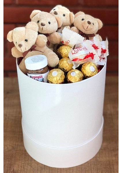 Beyaz Silindir Kutuda Sevimli Ayıcık ve Çikolatalar Seti