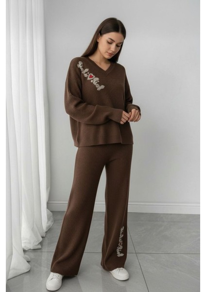 Kadın Kahverengi Triko Eşofman Takımı – Taş Işlemeli Yazı Detaylı, V Yaka Rahat Kalıp