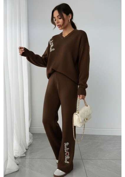 Kadın Kahverengi Triko Eşofman Takımı – Taş Işlemeli Yazı Detaylı, V Yaka Rahat Kalıp fiyatları