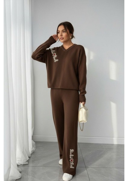 Kadın Kahverengi Triko Eşofman Takımı – Taş Işlemeli Yazı Detaylı, V Yaka Rahat Kalıp modelleri