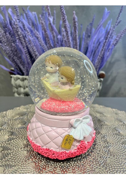 Sevimli Çocuk Temalı Işıklı Kar Küresi ve Müzik Kutusu Püskürtmeli Büyük Boy