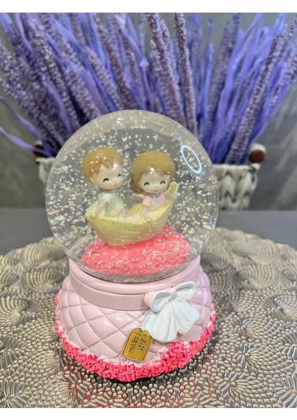 Sevimli Çocuk Temalı Işıklı Kar Küresi ve Müzik Kutusu Püskürtmeli Büyük Boy modelleri