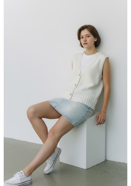 Şık Beyaz Triko Yelek, V Yaka, Örgü Detaylı ve Düğmeli Model - Beyaz