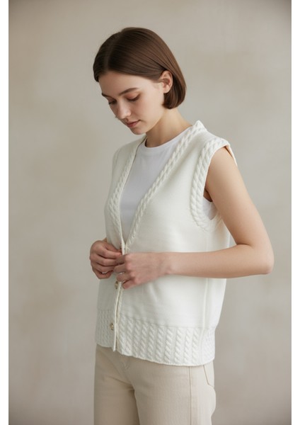 Şık Beyaz Triko Yelek, V Yaka, Örgü Detaylı ve Düğmeli Model - Beyaz modelleri