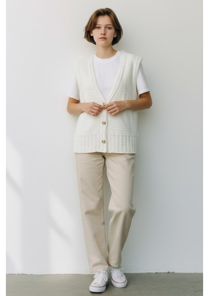 Şık Beyaz Triko Yelek, V Yaka, Örgü Detaylı ve Düğmeli Model - Beyaz fırsatları
