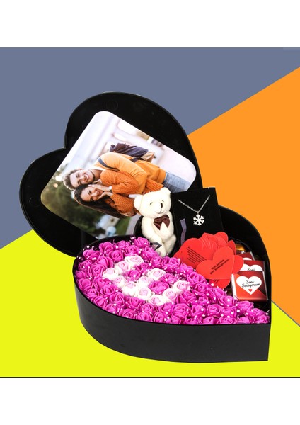 Sevimli Kalp Kutu Çiçek Çikolata Buketi ve Anahtarlık Seti