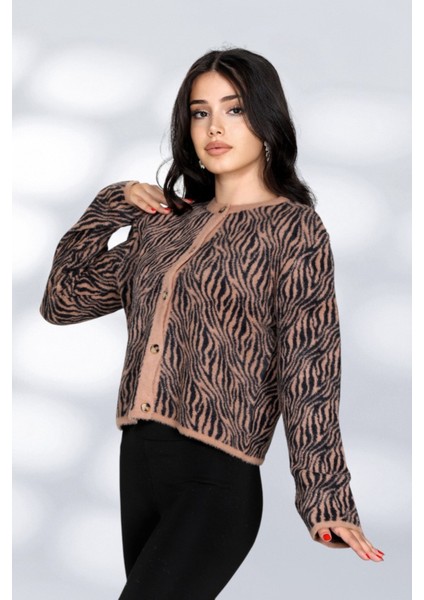 Tüylü Zebra Desen Detaylı Inicili Düme Moderen ve Rahat Kalıp Triko Hırka - Kahverengi