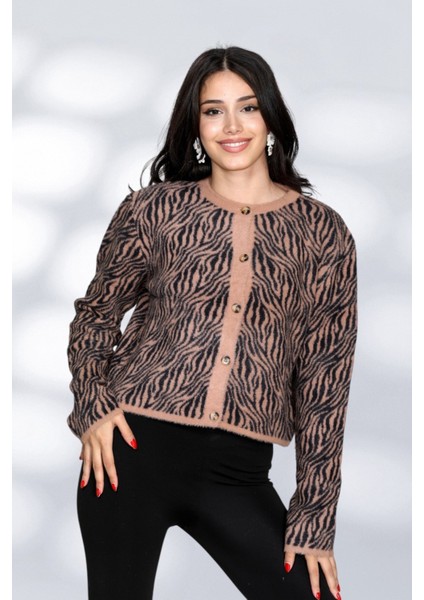 Tüylü Zebra Desen Detaylı Inicili Düme Moderen ve Rahat Kalıp Triko Hırka - Kahverengi fiyatları