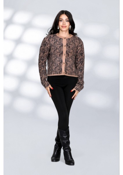 Tüylü Zebra Desen Detaylı Inicili Düme Moderen ve Rahat Kalıp Triko Hırka - Kahverengi modelleri