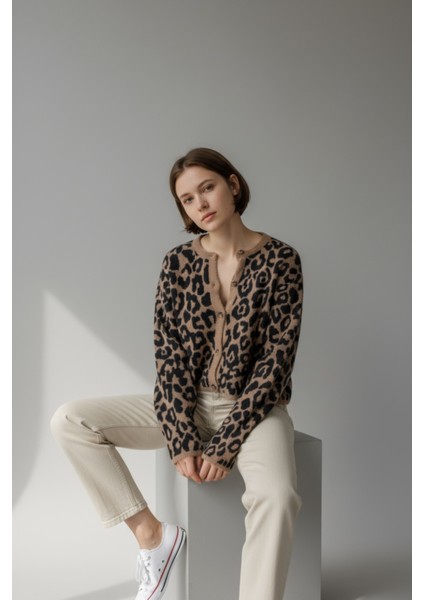 Tüylü Leopar Detay Inicili Düme Moderen ve Rahat Kalıp Triko Hırka - Kahverengi