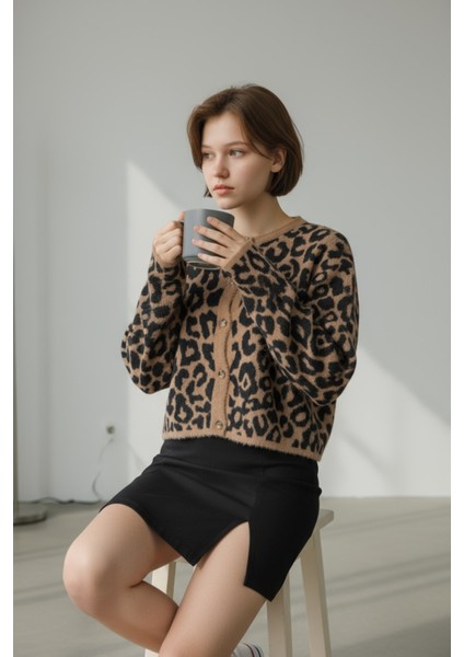Tüylü Leopar Detay Inicili Düme Moderen ve Rahat Kalıp Triko Hırka - Kahverengi fiyatları