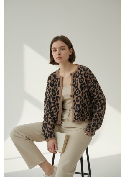 Tüylü Leopar Detay Inicili Düme Moderen ve Rahat Kalıp Triko Hırka - Kahverengi modelleri