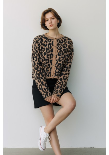 Tüylü Leopar Detay Inicili Düme Moderen ve Rahat Kalıp Triko Hırka - Kahverengi indirimleri
