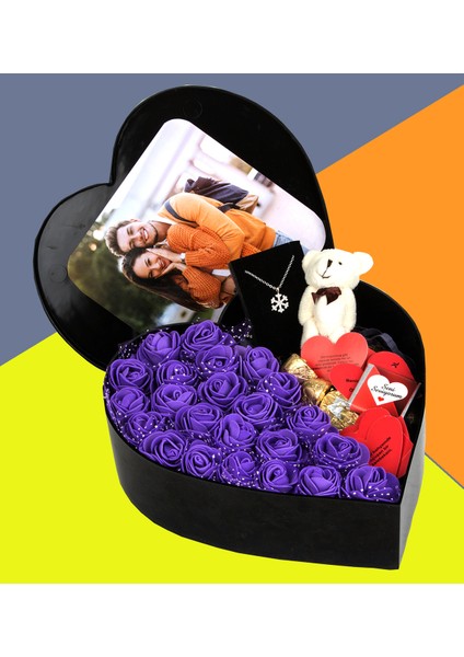 Sevgi Dolu Fotoğraflı Kalp Kutu ve Çiçekli Çikolata Buketi