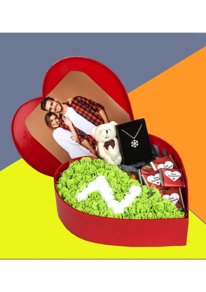 Sevgiliye Özel Baş Harfli Çiçek Çikolata Buketi ve Anahtarlık Seti