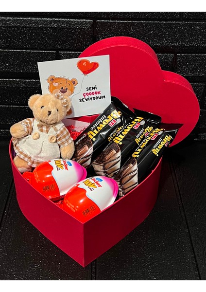 Sevgiliye Hediye Kalp Kutuda Elbiseli Mini Ayıcık ve Çikolatalar Seti