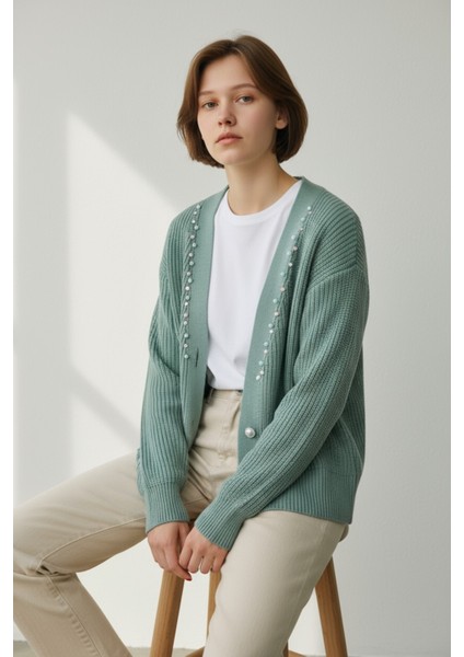 Modern Tarz Çift Sıra Düğme Detaylı Taş Süslemeli V Yaka Triko Hırka - Yeşil