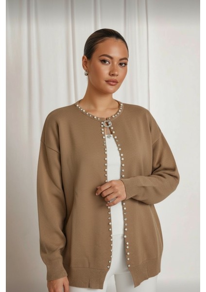Inci Düğme ve Taş Işleme Detaylarıyla Zarif Görünüm Sunan Modern Tasarım Triko Hırka - Bej