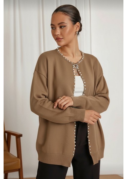 Inci Düğme ve Taş Işleme Detaylarıyla Zarif Görünüm Sunan Modern Tasarım Triko Hırka - Bej fiyatları