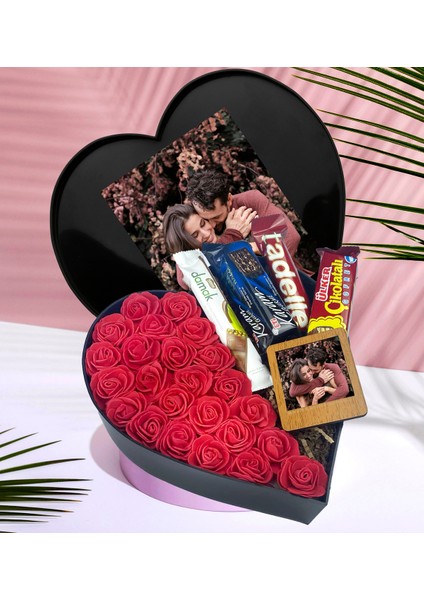 Kişiye Özel Kalp Kutu Büyük Kırmızı Gül Ahşap Çerçeve ve Çikolata Buketi