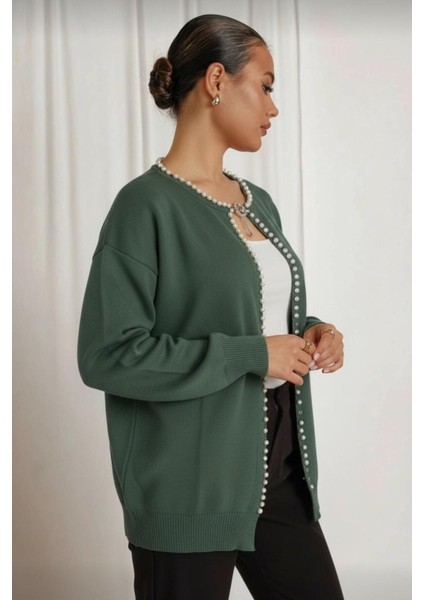 Kadın Yeşil Inci Detaylı Triko Hırka – Yuvarlak Yaka, Taş ve Inci Işlemeli, Rahat Kalıp fiyatları