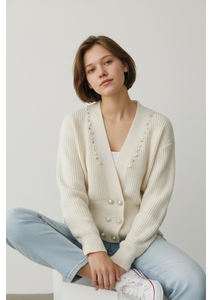Inci Düğme Detaylı V Yaka Örgü Dokulu Kadın Triko Hırka – Şık ve Rahat Tasarım - Ekru