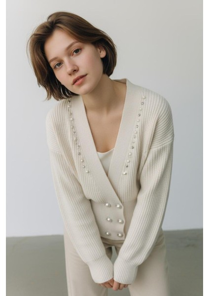Inci Düğme Detaylı V Yaka Örgü Dokulu Kadın Triko Hırka – Şık ve Rahat Tasarım - Ekru