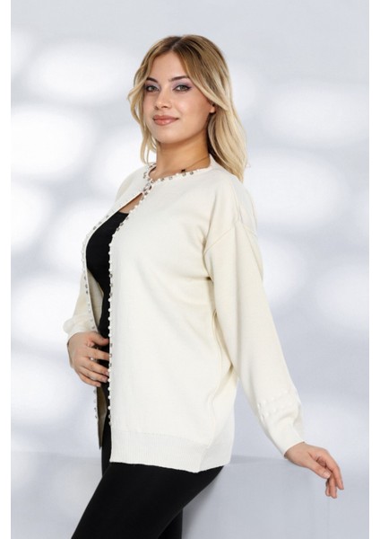 Inci Düğme ve Taş Işleme Detaylarıyla Zarif Görünüm Sunan Modern Tasarım Triko Hırka - Beyaz