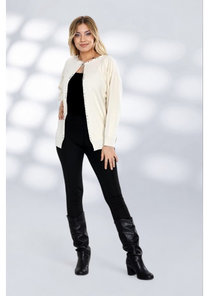 Inci Düğme ve Taş Işleme Detaylarıyla Zarif Görünüm Sunan Modern Tasarım Triko Hırka - Beyaz fiyatları