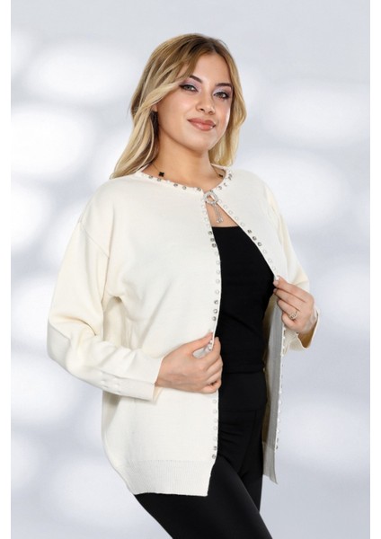 Inci Düğme ve Taş Işleme Detaylarıyla Zarif Görünüm Sunan Modern Tasarım Triko Hırka - Beyaz modelleri