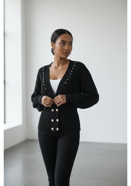 Kadın Siyah Incili Triko Hırka – V Yaka, Çift Sıra Inci Düğmeli, Rahat Kalıp