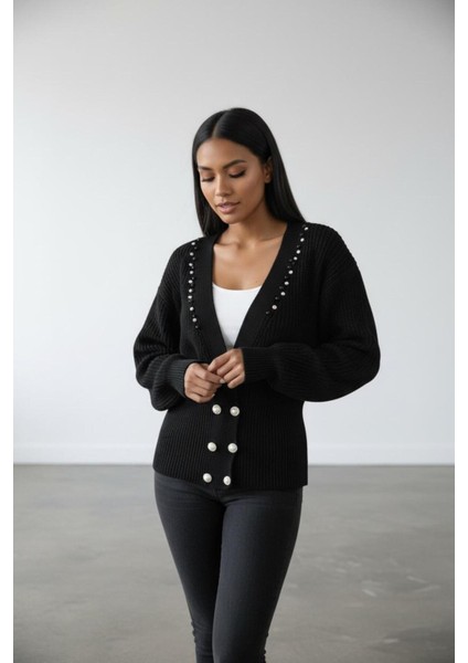 Kadın Siyah Incili Triko Hırka – V Yaka, Çift Sıra Inci Düğmeli, Rahat Kalıp fiyatları