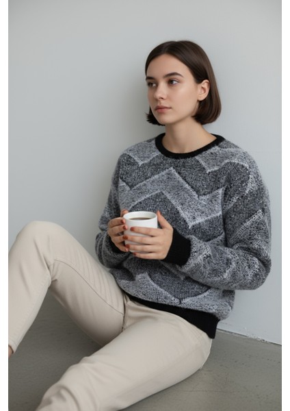 Kadın Yuvarlak Yaka Rahat Kalıp Şık Desenli Tüylü Triko Kazak - Siyah